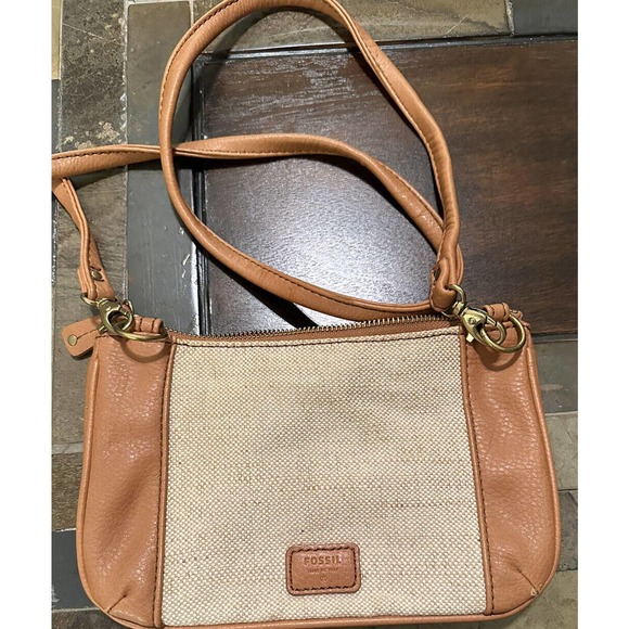 Fossil Crossbody‎ bag. Tan Creme. Zip closure. Lined pockets. Detachable strap - Picture 1 of 7